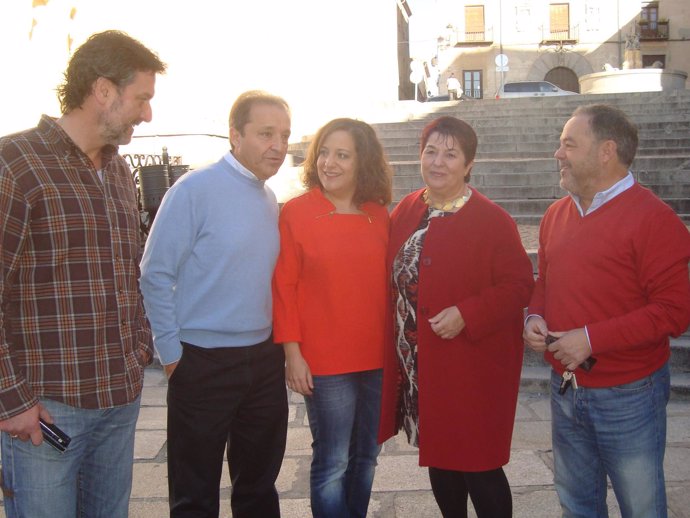 La eurodiputada socialista  Ana Sánchez, acompañada por políticos segovianos