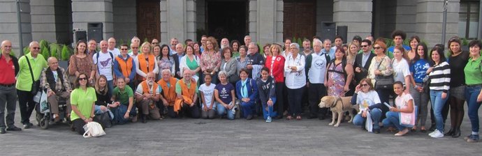 Cristina Valido junto a voluntarios y usuarios de entidades de voluntariado