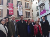 Pedro Sánchez pasea por las calles de Palma y prueba la ensaimada