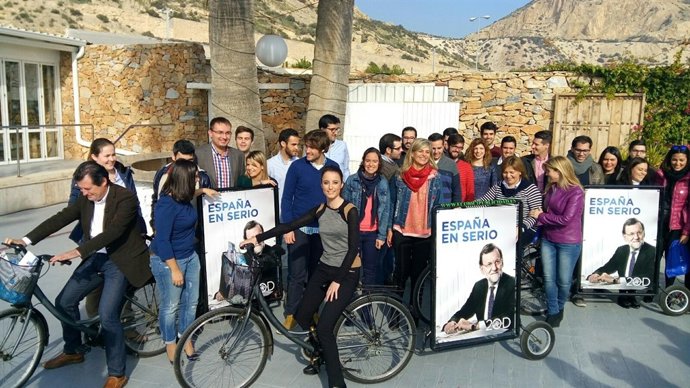 Andrea Levy en una bicicleta de propaganda electoral en Alicante