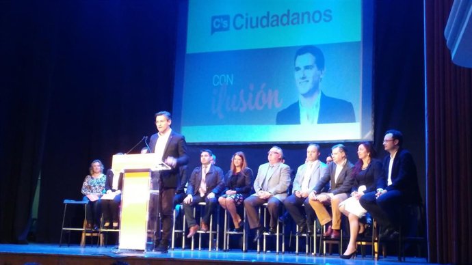 Luis Salvador durante la presentación de la candidatura en Motril.