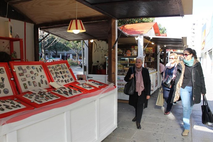 Mercadillo de artesanía en el barrio de Nervión de Sevilla