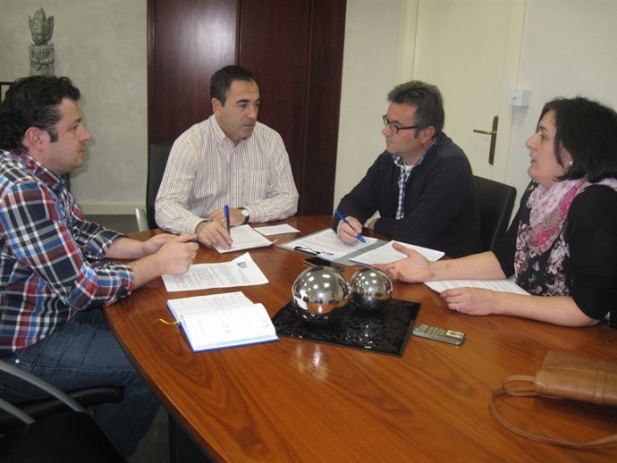 Reunión del delegado de Economía con dinamizadores de centros Guadalinfo