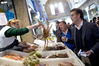 Fotos, autógrafos y centollas en el primer paseo electoral de Feijóo en Santiago