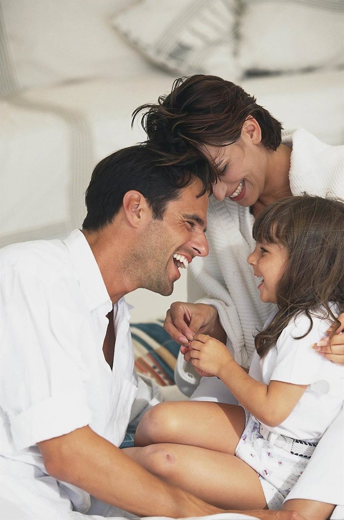 PADRES FELICES CON SU HIJA