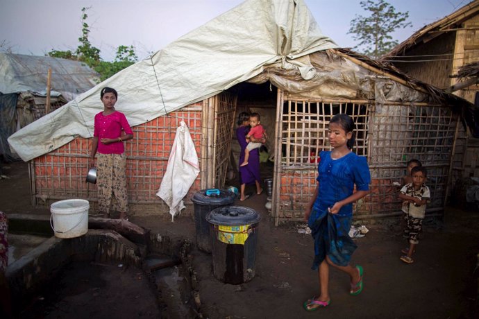 Niños de la minoría Rohingya en un campamento de refugiados en Sitttwe