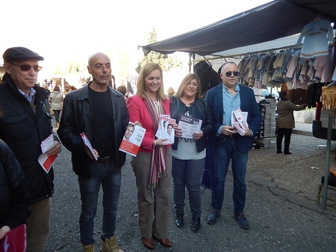 El PSOE reparte propaganda electoral en Fuensanta (Córdoba)