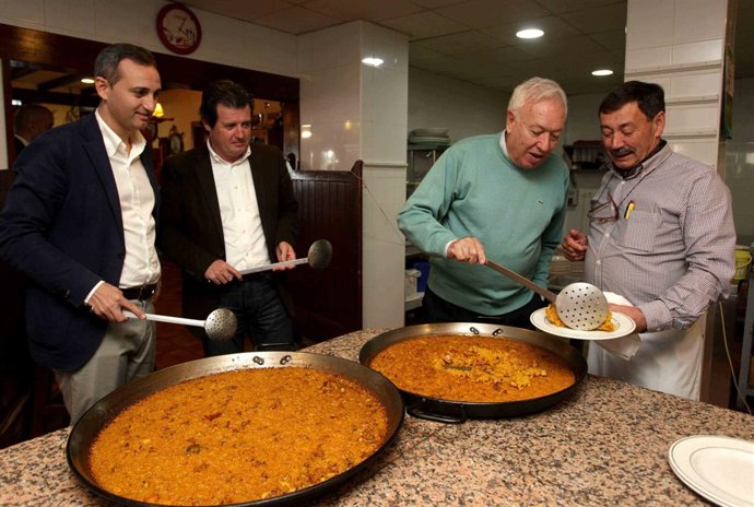 Margallo sirve una paella en Calpe