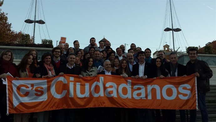 Representantes de C's, con Juan Marín entre ellos, en Linares (Jaén)