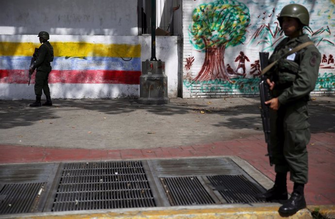 Militares ante un colegio electoral en Caracas