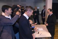Hollande deposita su voto en los comicios locales franceses