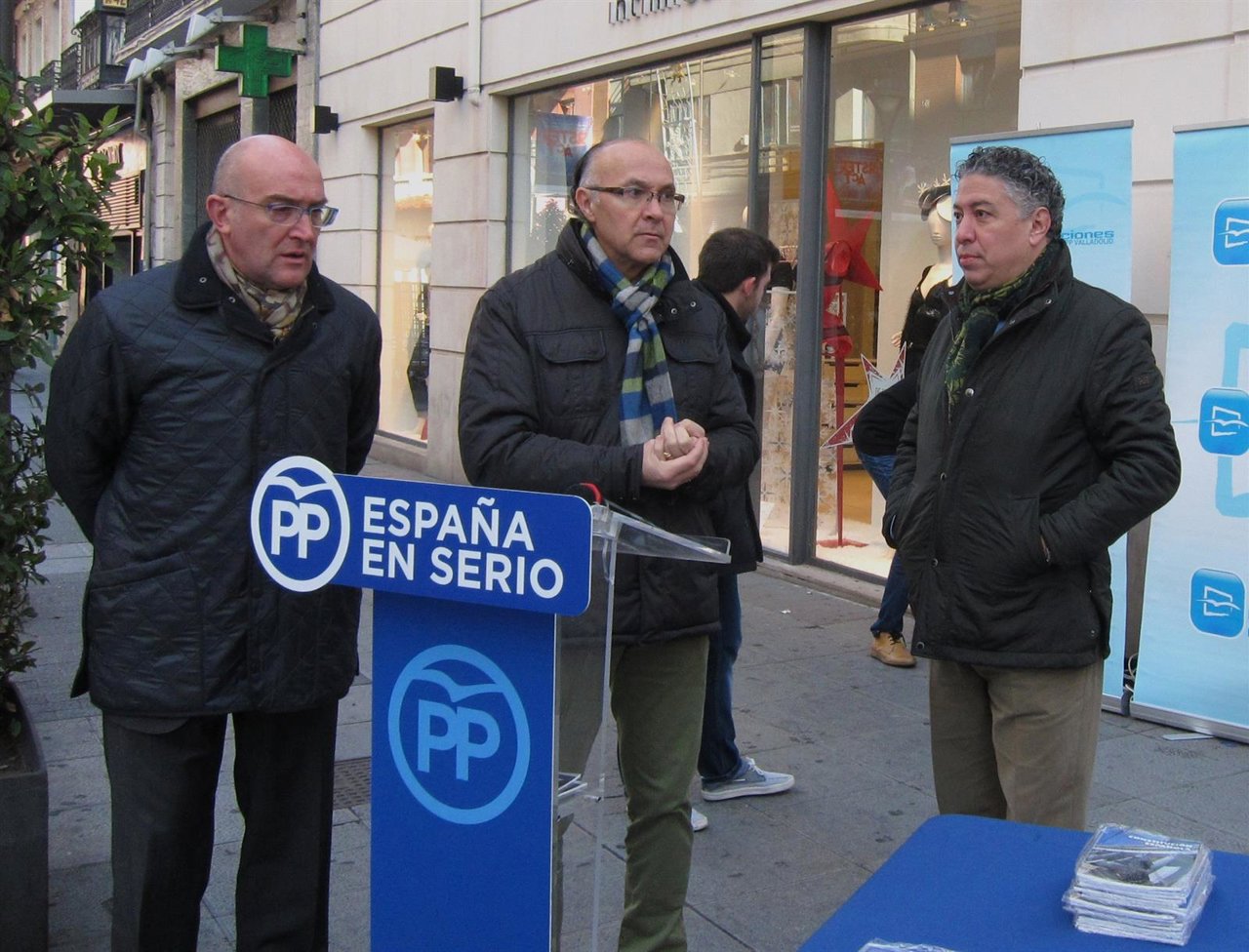 Jesus Julio Carnero, Ramiro Ruiz Medrano y Tomás Burgos en el acto de NNGG
