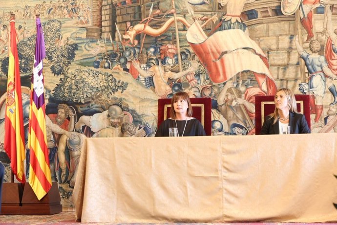 Francina Armengol y Teresa Palmer en el aniversario de la constitución