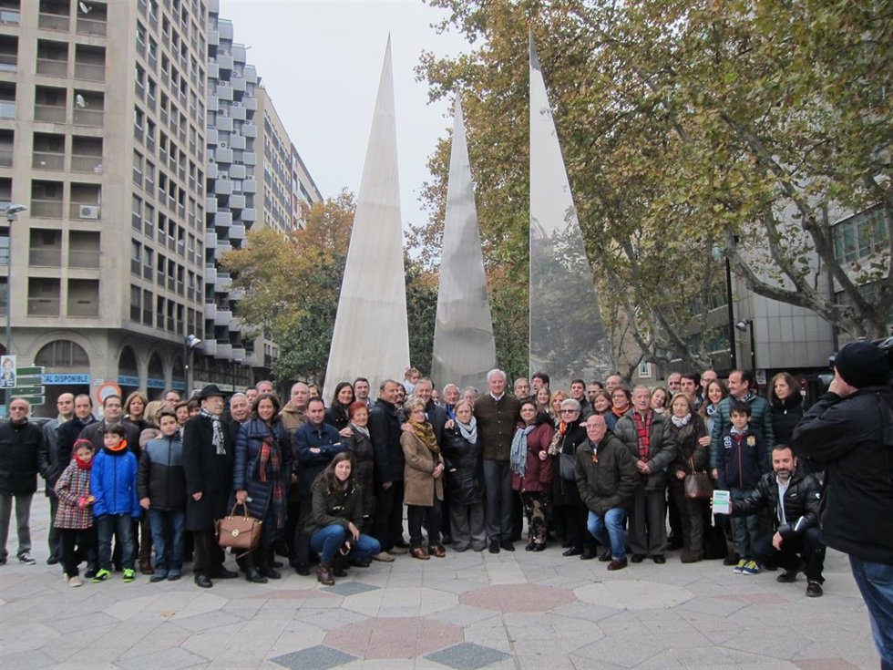 Suárez con líderes y simpatizantes del PP celebrando el día de la Constitución.