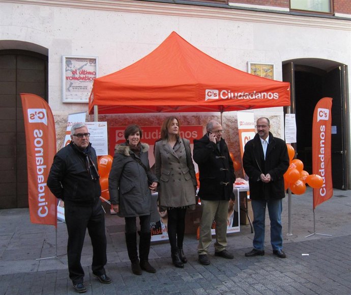 Francisco Igea y Luis Fuentes hacen campaña en la calle Constitución