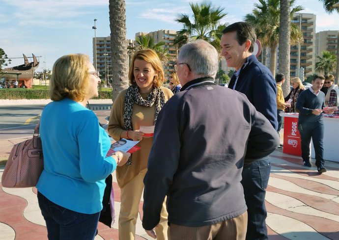 La candidata socialista Sonia Ferrer reparte folletos en Almería