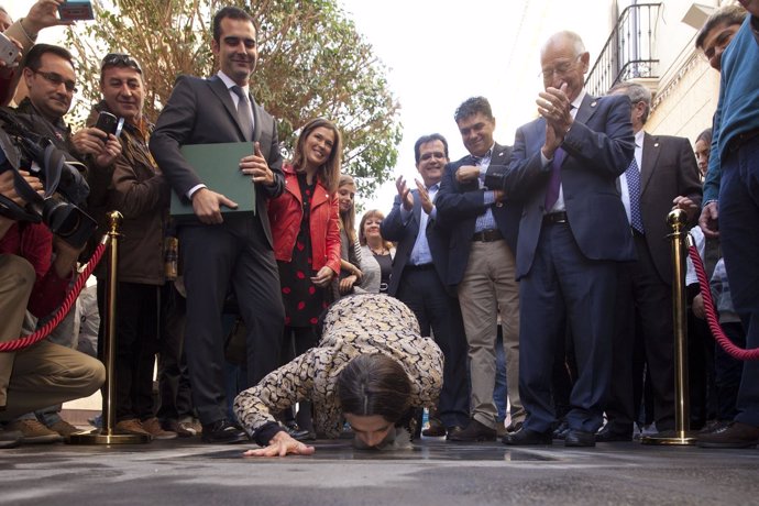 La actriz Ángela Molina besa la estrella con su nombre en el Paseo de la Fama
