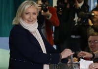 Le Pen pide tras votar "la mayoría más amplia posible"