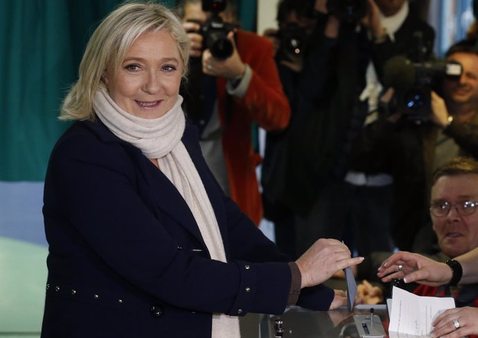 La líder del Frente Nacional, Marine Le Pen, votando