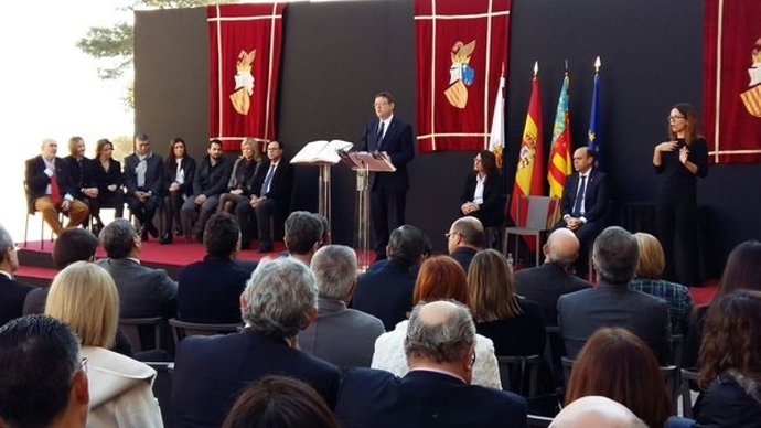 El Consell en el acto de reconocimiento a Miquel Grau