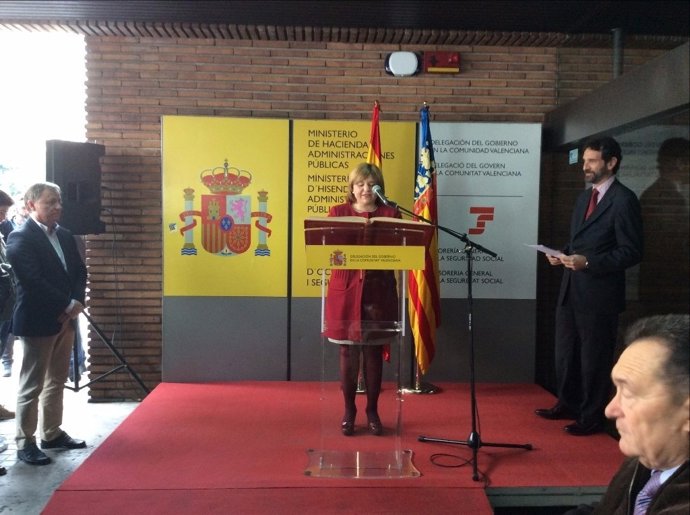 Bonig durante la lectura de la Constitución