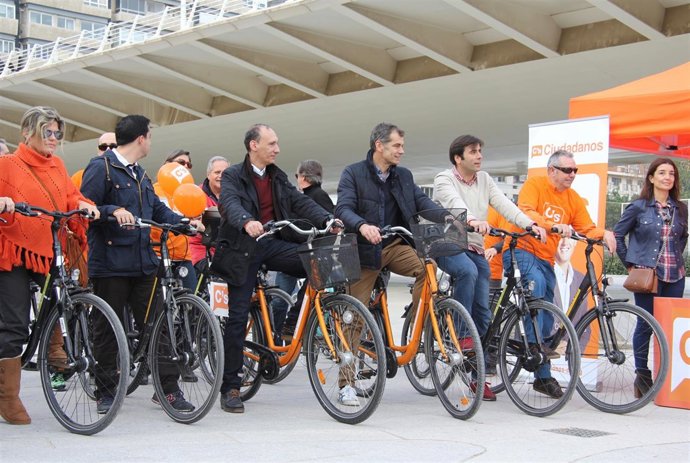 Candidatos en el acto de este domingo en Valencia