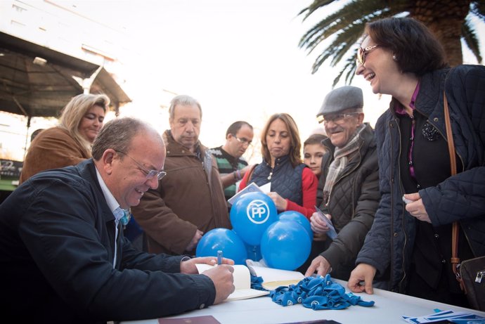 Monago firma ejemplares de la Constitución en Cáceres