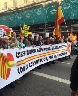 Manifestación convocada por D'Espanya i Catalans por el Día de la Constitución