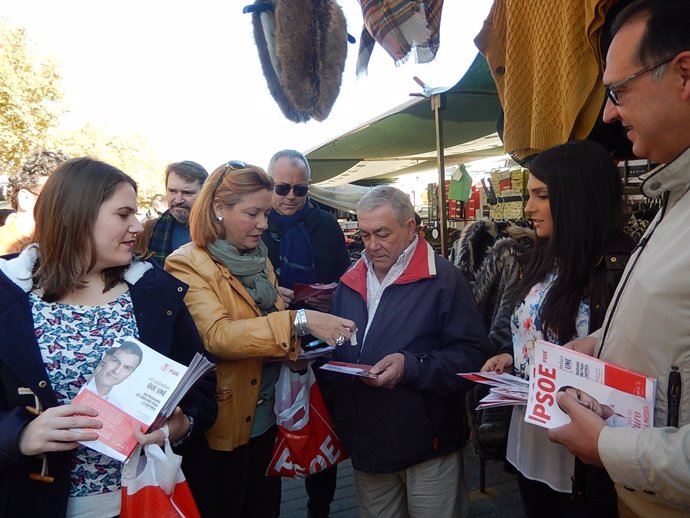 El PSOE reparte material electoral en el Arenal, en Córdoba