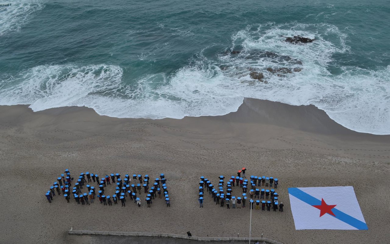 Acto de Nós en la playa de Riazor