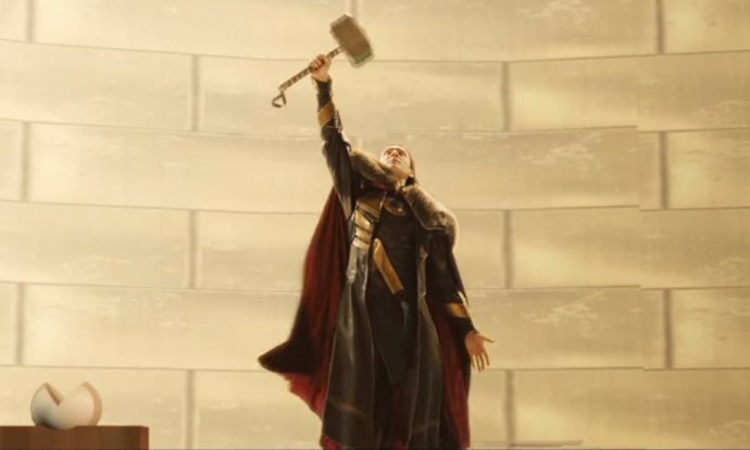 Loki sosteniendo a Mjolnir
