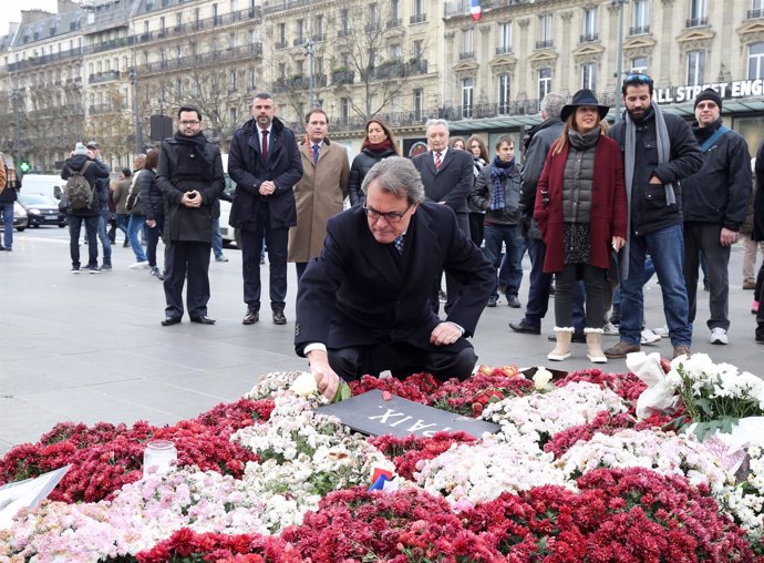 El pte.Artur Mas homenajea a las víctimas del yihadismo en París