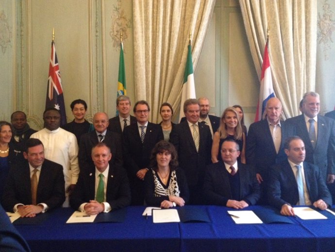 El pte.Artur Mas firma el pacto Under2MOU en París