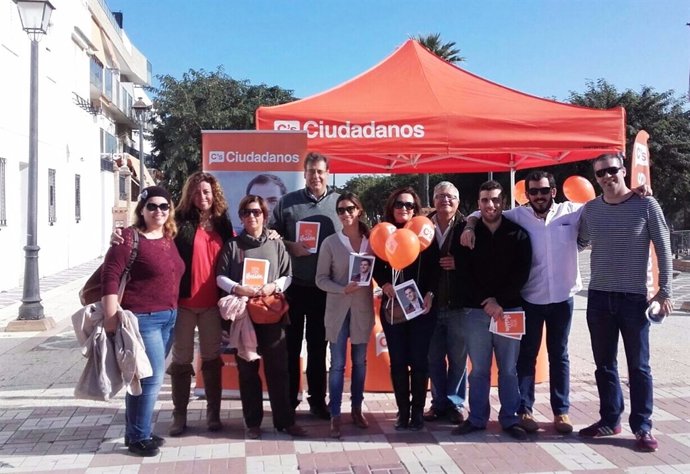 Virginia Salmerón (C's) con afiliados en La Puebla del Río (Sevilla)