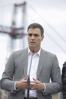 Pedro Sánchez atiende a los medios en Portugalete