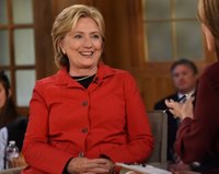 Clinton aboga por incrementar la relación militar con Israel y no descarta una respuesta bélica a Irán