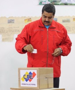 El presidente de Venezuela, Nicolás Maduro, votando en las legislativas