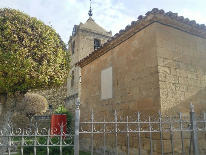 La placa está situada en la fachada de la Iglesia de Ardisa