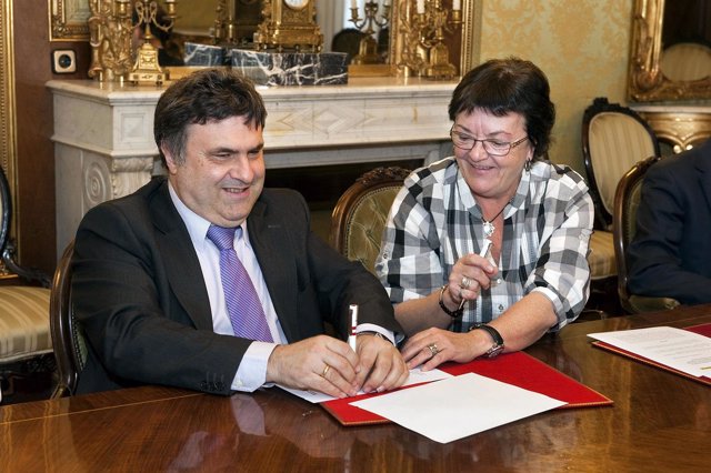 Valentín Fortún firma el convenio en presencia de la consejera Beaumont