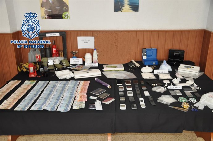 Imagen de todo el material decomisado 