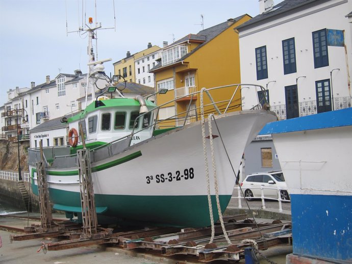 Barco de pesca en Tapia (Asturias)