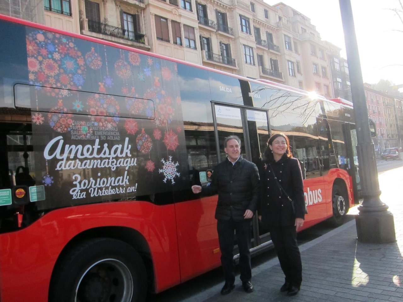 Autobús con decoración navideña.