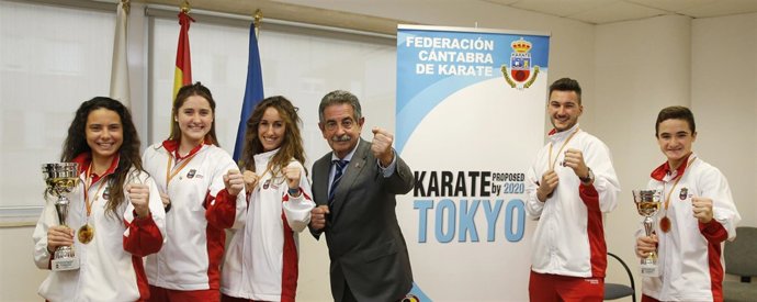 Revilla felicita a los karatekas cántabros