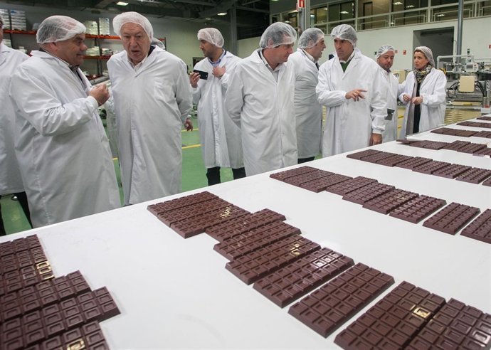 Margallo visita Chocolates Valor