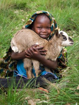 Niña con cabra, regalo solidario de World Vision