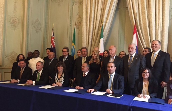 Eva García, directora general del Gobierno de Navarra, firma acuerdo.