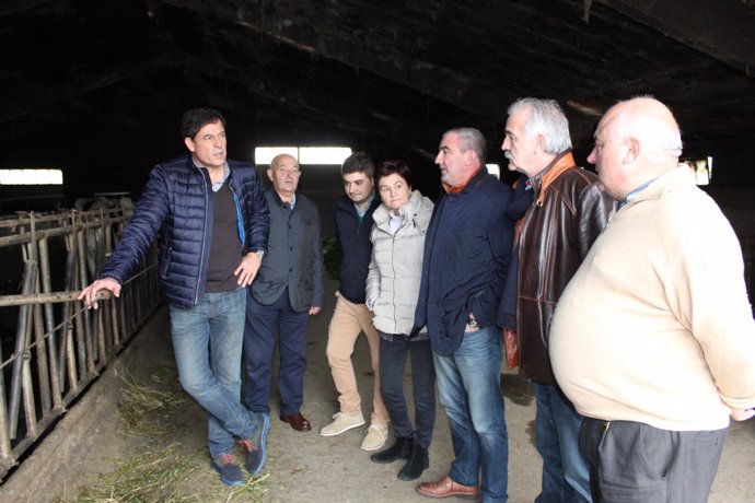 Besteiro visita una granja en Castro de Rei (Lugo)