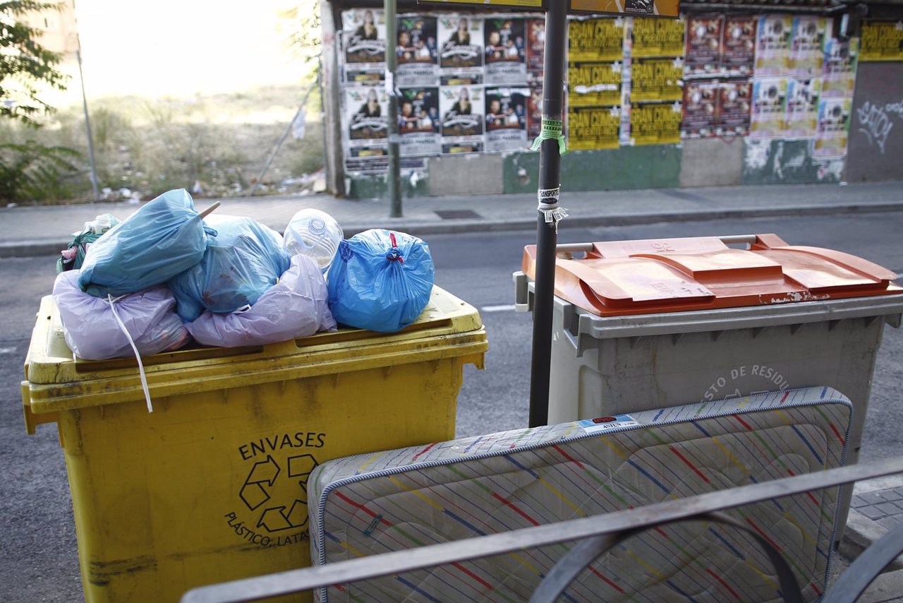 Cubos y bolsas de basura en Madrid, limpieza, suciedad, sucio