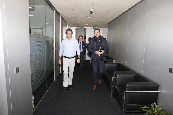 El consejero y el director de Solvay en Torrelavega