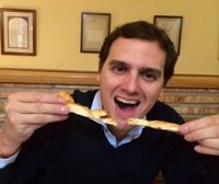 Rivera hace un guiño a Villacís y publica una foto comiéndose un bollo con el hashtag #yotambienestoyfondona